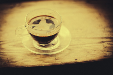 杯木桌上的咖啡