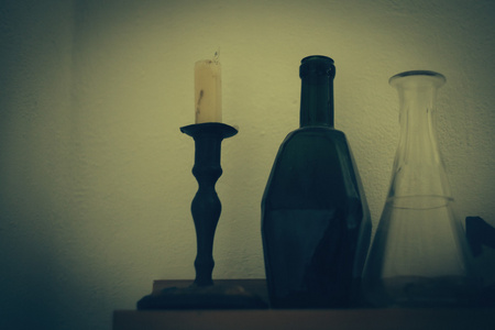 老式棕色玻璃瓶和蜡烛