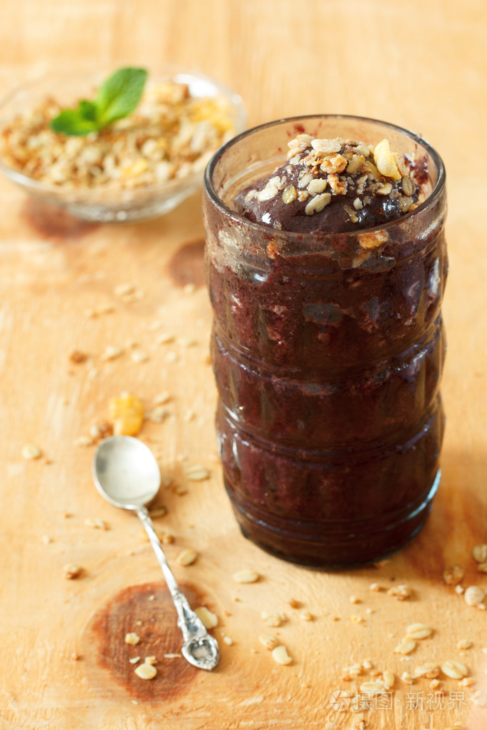 acai冻结在玻璃浆汁