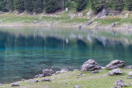 蓝色的湖山景观