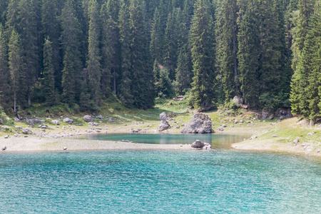 蓝色的湖山景观