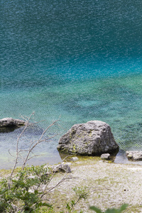 蓝色的湖山景观