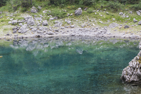 蓝色的湖山景观