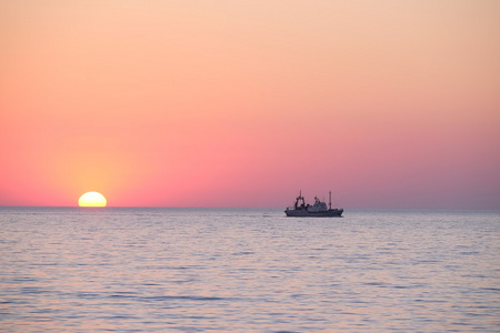 海上日落下的风景图片