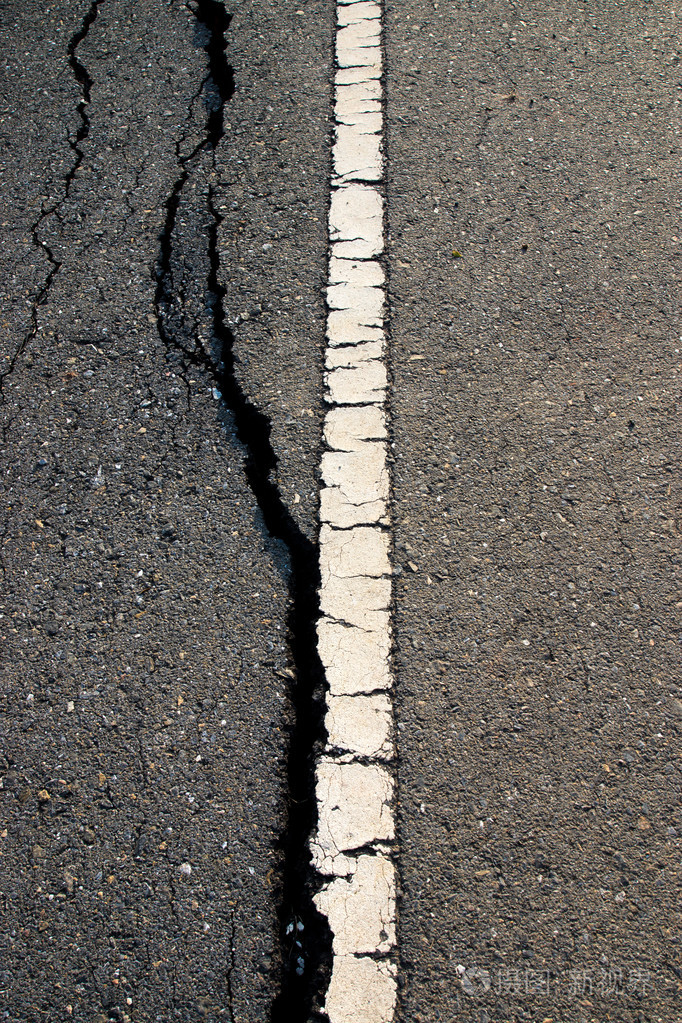 裂缝和沥青路面因地震的侵蚀