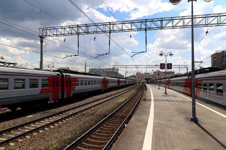 在莫斯科客运平台 Savelovsky 火车站 的火车是九个主要铁路车站在莫斯科，俄罗斯之一