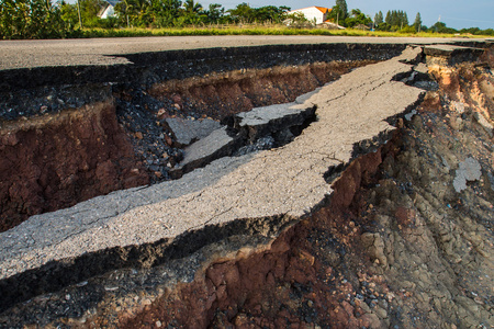 破碎的沥青公路坍塌和下降边