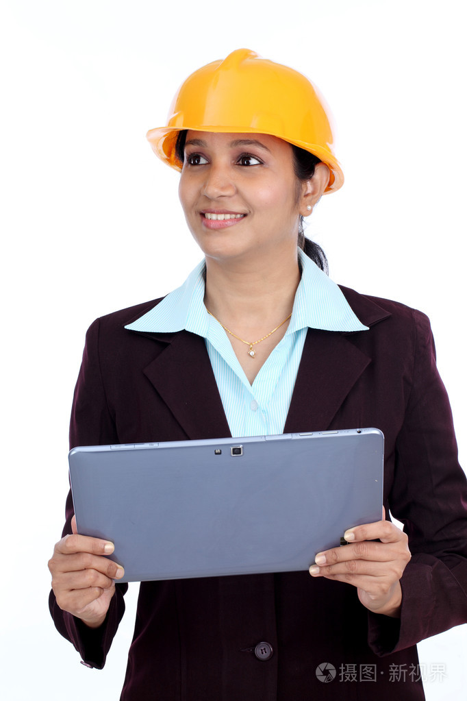 年轻的印度女性工程师与平板电脑