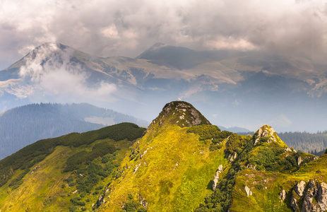 在山区和暗蓝色天空与云彩夏天风景