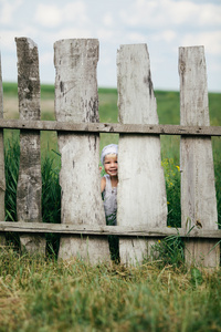 小女孩和木栅栏