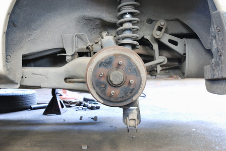 汽车鼓式制动器的特写照片