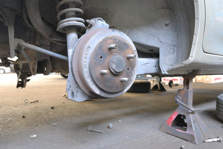 汽车鼓式制动器的特写照片