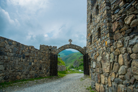 修道院的石头，在山上的一座老教堂。石庙，拱跨在上面的入口处。Caucasus.Russia