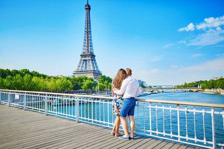 年轻的夫妇在法国巴黎有个约会图片