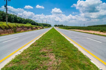 在泰国的街道公路乡间田野