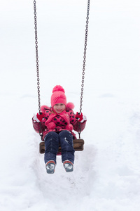 小女孩在玩在堆雪