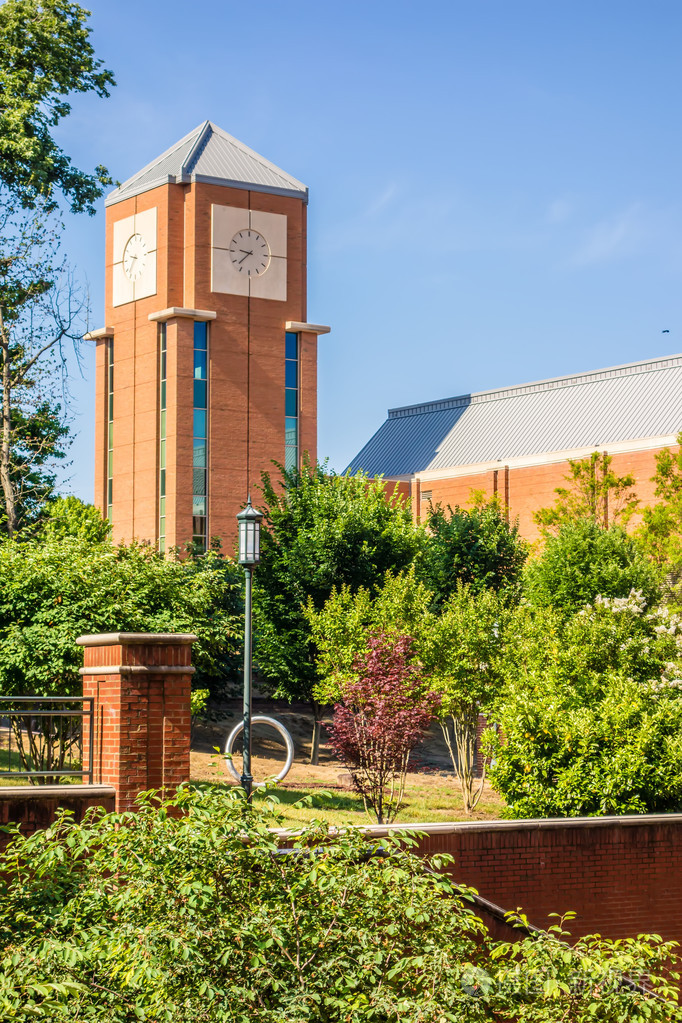 在大学校园里的现代和历史建筑