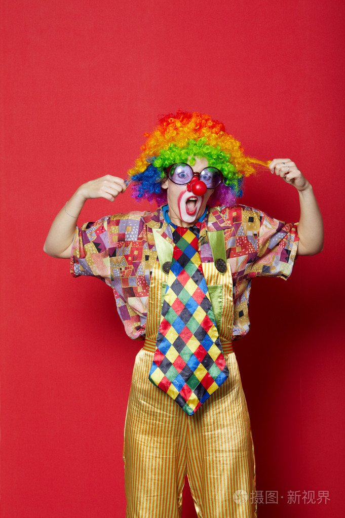 戴上红色眼镜滑稽小丑