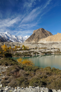 美丽的湖和巴基斯坦北部山区