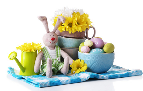 复活节兔子与花白色背景上涂复活节彩蛋