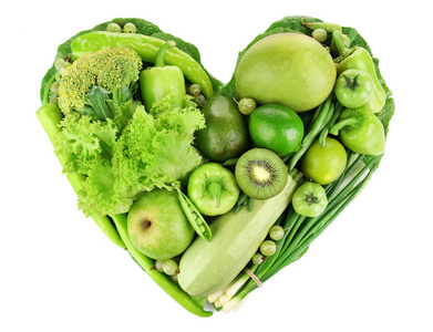 心的形状，从新鲜的绿色食品上白色孤立