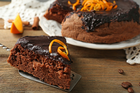 蛋糕巧克力釉和橘子