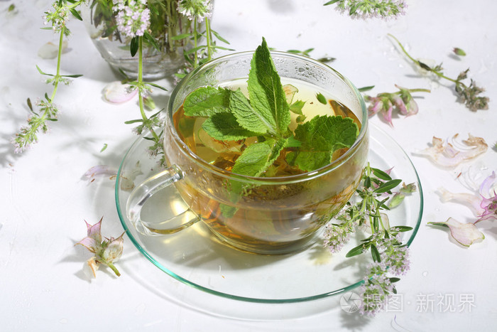 从收集的药用草药和耐酸碱性的薄荷茶