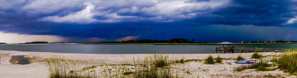 泰碧岛海滩场面在风雨雷电风暴图片