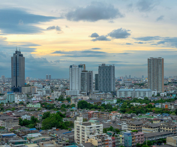 在那黄昏时分，泰国曼谷市容现代建筑