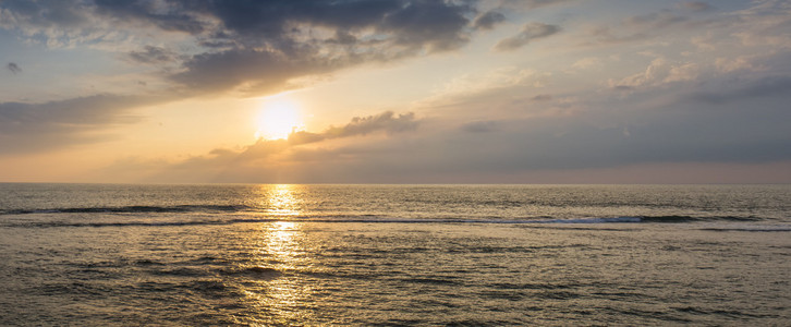 海浪和缓慢的日落结束