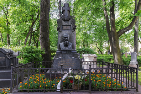 陀思妥耶夫斯基的神圣的三位一体亚历山大墓地里的坟墓