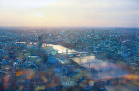 伦敦金融城全景在日落。泰晤士河畔和桥梁