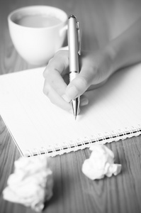 手上笔记本黑色和白色的颜色色调猪圈用钢笔写字