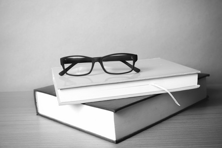 书和眼镜黑色和白色的颜色色调风格