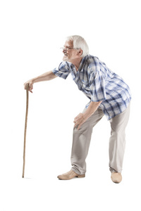 老人用拐杖走路