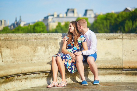 年轻的夫妇在法国巴黎有个约会