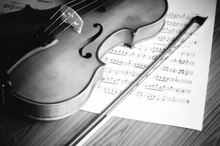 时间练习小提琴黑色和白色的颜色色调风格