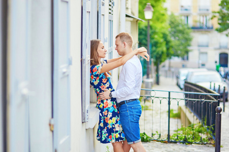 年轻的夫妇在蒙马特高地，巴黎，法国有个约会