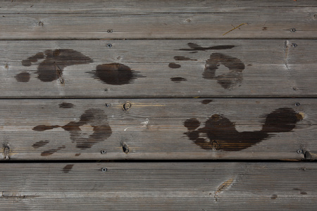 在黑暗的木板楼湿人类脚印图片