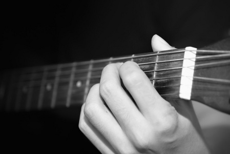 静物男人玩吉他黑色和白色颜色色调风格