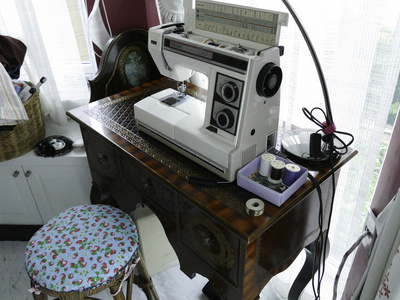 复古木桌上的缝纫机