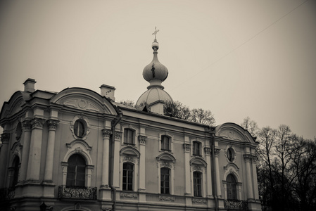 黑白摄影。斯莫尔尼大教堂在阴雨天气中圣 Petersburg,Russia.The 寺是蓝色与白色的柱子和装饰