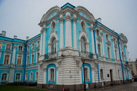 斯莫尔尼大教堂在阴雨天气中圣 Petersburg,Russia.The 寺是蓝色与白色的柱子和装饰