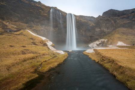 在冰岛 seljalandsfoss 瀑布