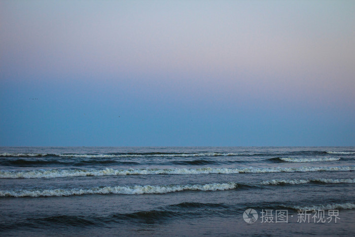 海浪在日落