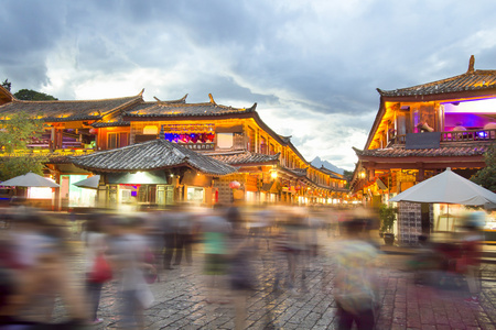 在晚上与人群旅游，中国云南丽江古城