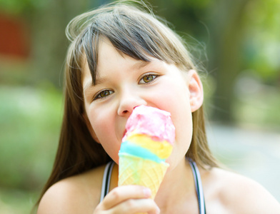 女孩吃冰激淋