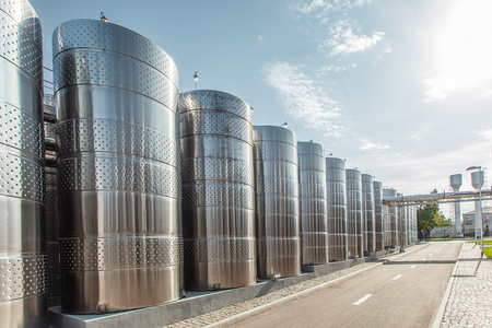 现代酿酒厂酒瓶白酒特殊庆祝矢量插图酿酒瓶白酒和红酒