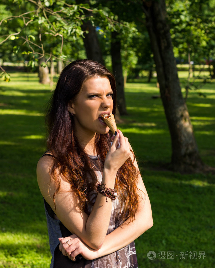 性感美丽的女人贪婪地吃冰激淋