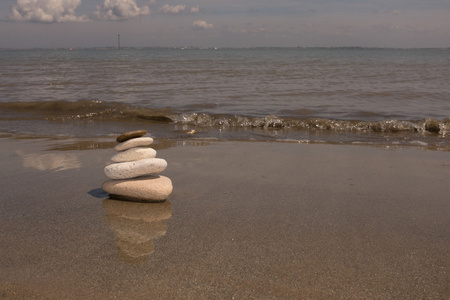 石头在沙滩上的堆栈